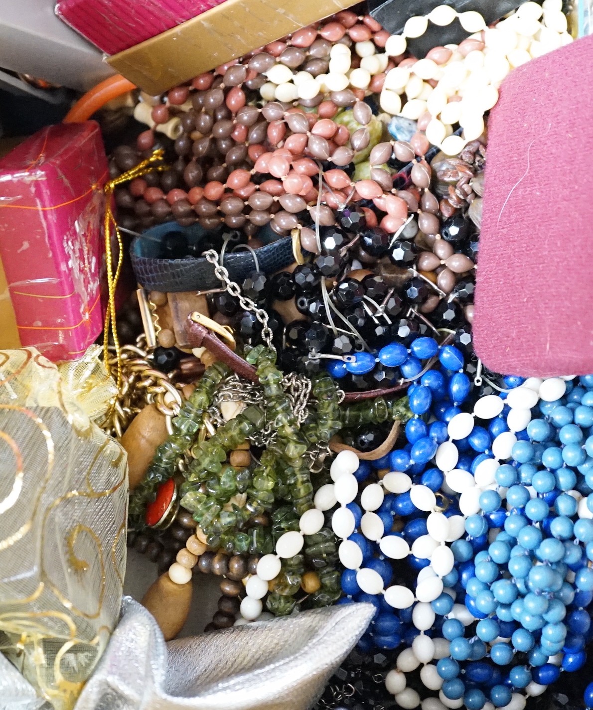 A quantity of assorted costume jewellery, including necklaces, brooches, etc.